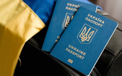 У Дніпрі на залізничному вокзалі підняли Прапор Надії на знак підтримки полонених та зниклих безвісти